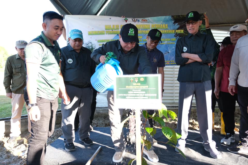 Majlis gotong royong perdana membersih kawasan perkuburan islam kemuyang dan penanaman pokok sempena sambutan hari hutan antarabangsa tahun 2024 peringkat sibu
